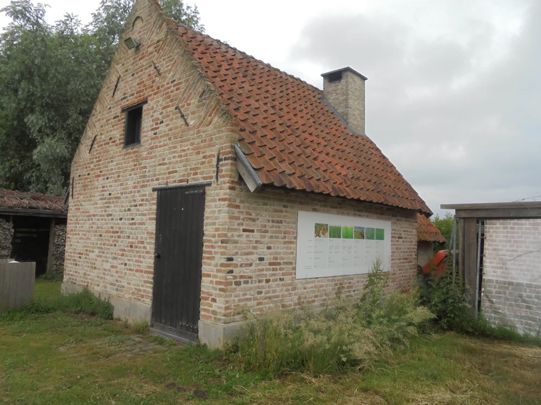 Historisch bakhuis met witgekalkte gevel op het domein van de Huysmanhoeve in Eeklo.